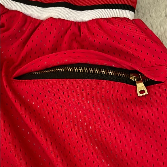 Official Chicago Bulls Just Don Red Basketball NBA Shorts 1997-98 - Picture 7 of 9